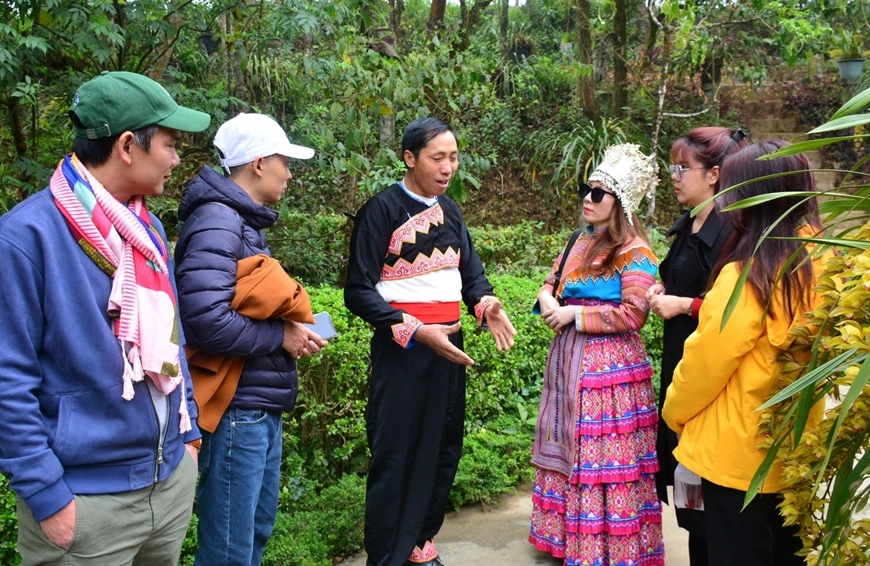 Trưởng bản Vàng A Chỉnh giới thiệu về mô hình du lịch cộng đồng ở bản Sin Suối Hồ, xã Sin Suối Hồ (Phong Thổ, Lai Châu). 